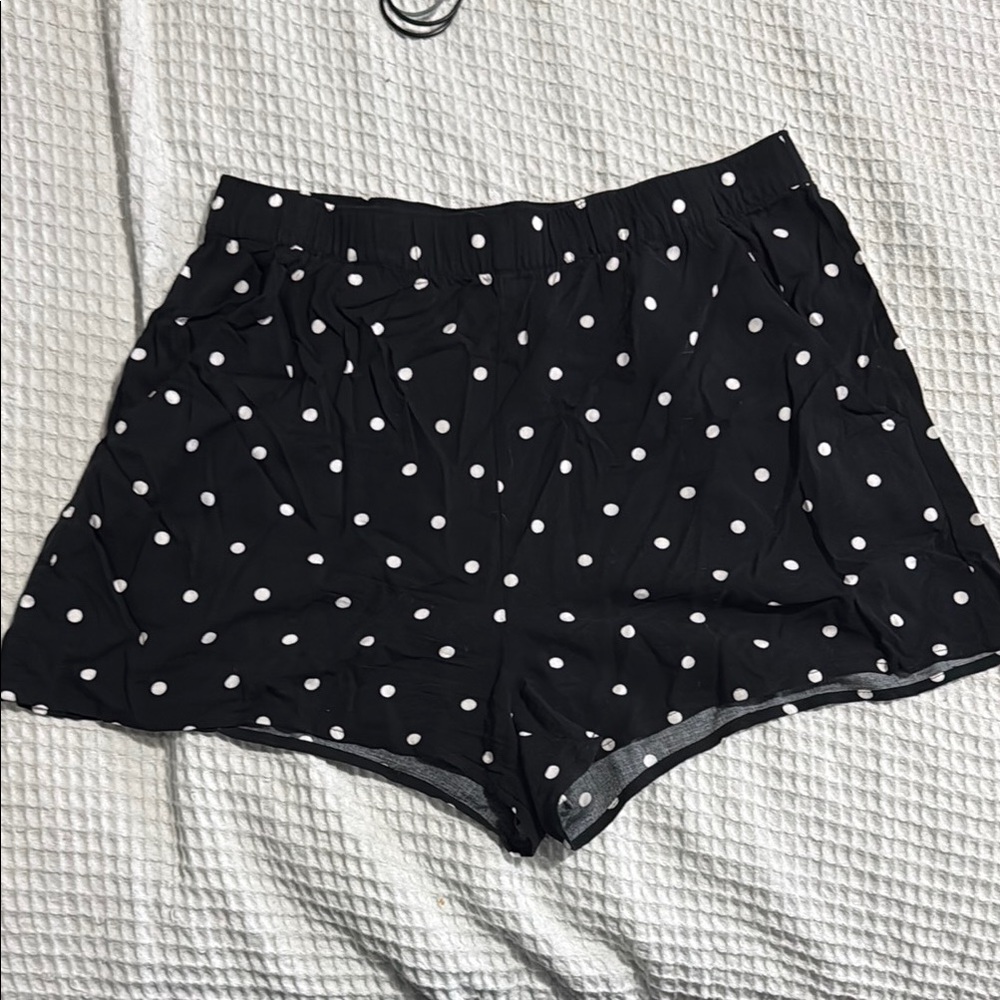 Divided High Waist Black and White Polka Dot Shorts pockets
